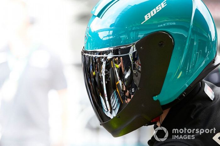 Mecánicos de AMG Mercedes F1 realizan prácticas de pit stop