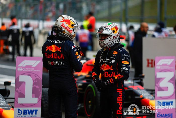 Max Verstappen, Red Bull Racing, 1ª posición, celebra en el Parc Ferme con Sergio Pérez, Red Bull Racing, 2ª posición