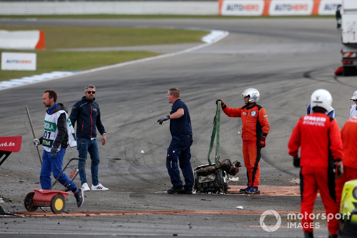 Il motore dell'auto di Dennis Olsen, SSR Performance Porsche 911 GT3-R dopo l'incidente