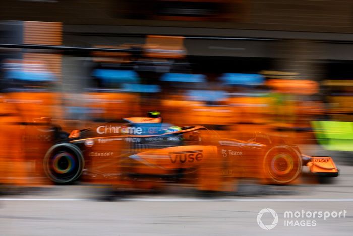 Lando Norris, McLaren MCL36, en boxes