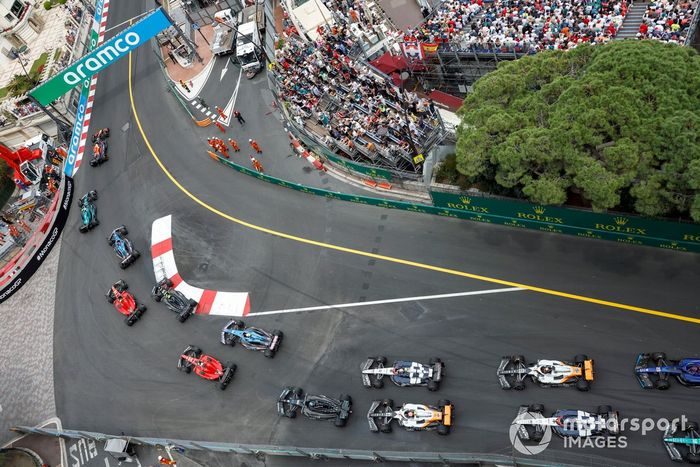 Max Verstappen, Red Bull Racing RB19, el campo en el inicio de la carrera.