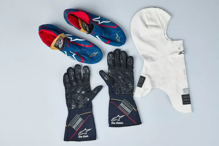 Kit del piloto Carlos Sainz 2016