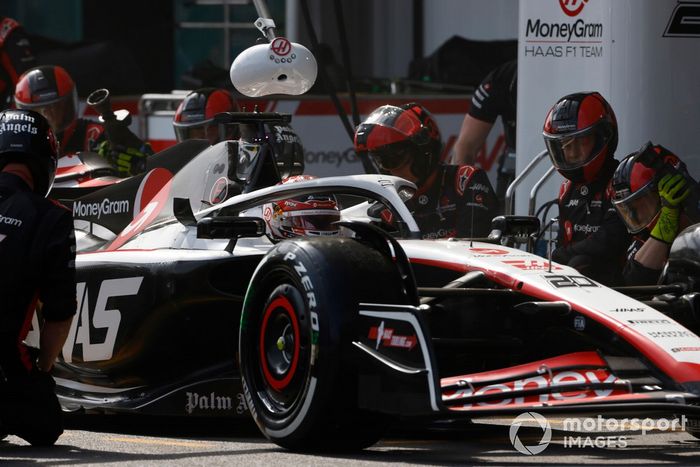 Kevin Magnussen, Haas VF-23, hace una parada en boxes