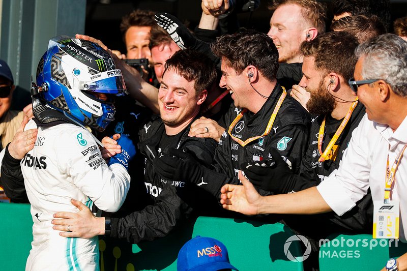 Le vainqueur Valtteri Bottas, Mercedes AMG F1 fête sa victoire dans le Parc Fermé avec son équipe