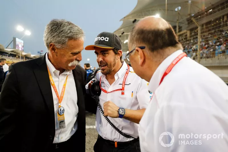 Chase Carey, presidente de la Fórmula 1, y Fernando Alonso