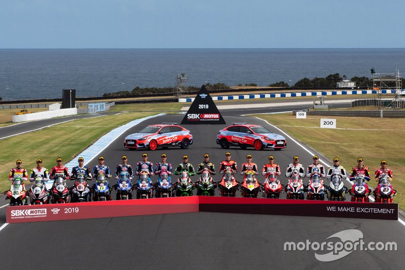 Gruppenfoto: Fahrer und Bikes der Superbike-WM 2019