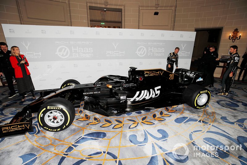 Romain Grosjean, Haas F1 Team e Kevin Magnussen, Haas F1 Team, svelano la nuova livrea Haas