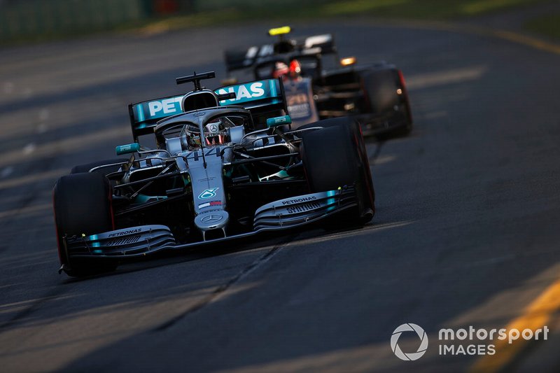 Льюис Хэмилтон, Mercedes AMG F1 W10, впереди Кевина Магнуссена, Haas F1 Team VF-19