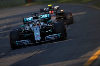Lewis Hamilton, Mercedes AMG F1 W10, devant Kevin Magnussen, Haas F1 Team VF-19