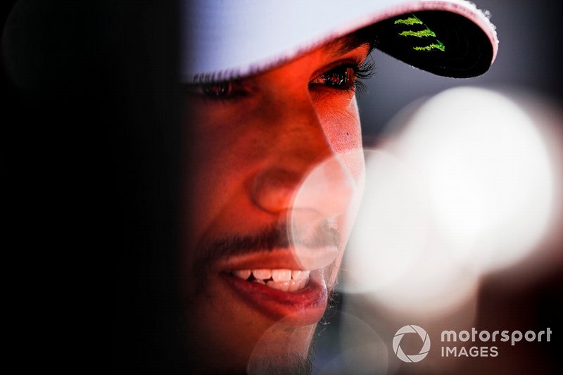 Lewis Hamilton, Mercedes AMG F1, parla con i media