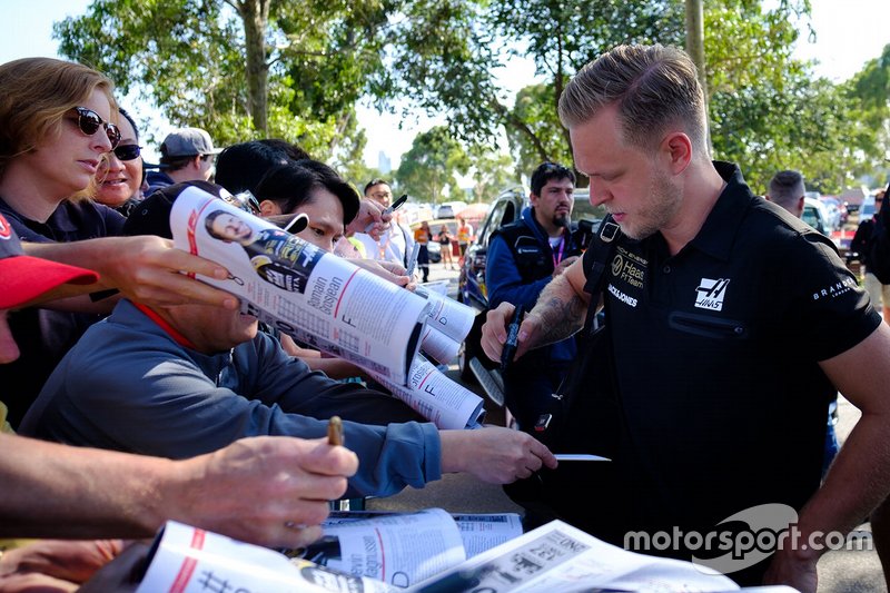 Kevin Magnussen, Haas F1 Team signs autographs for fans