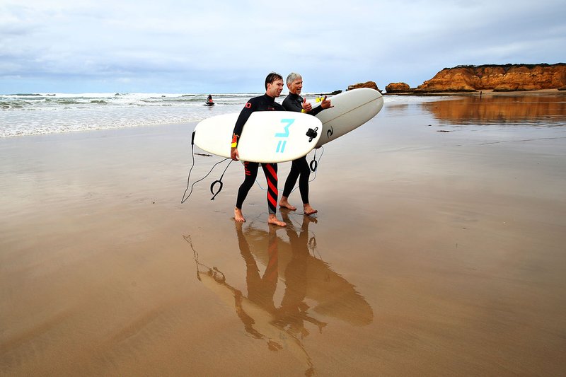 Pierre Gasly, Red Bull Racing goes surfing with Damon Hill