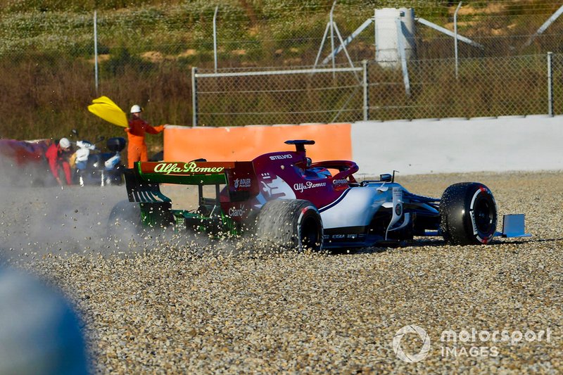Kimi Raikkonen, Alfa Romeo Racing C38, spins into the gravel on the opening morning of testing