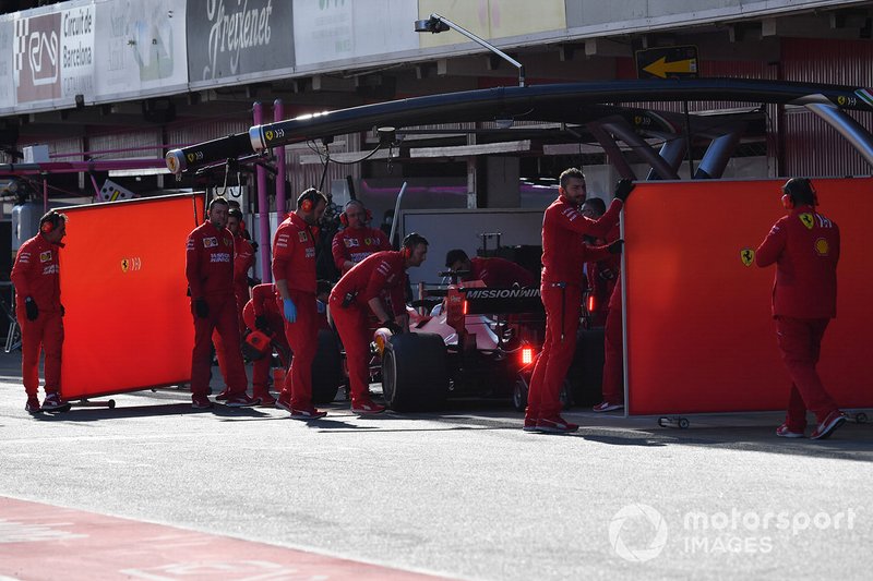 Sebastian Vettel, Ferrari SF90 et les mécaniciens Ferrari avec des panneaux