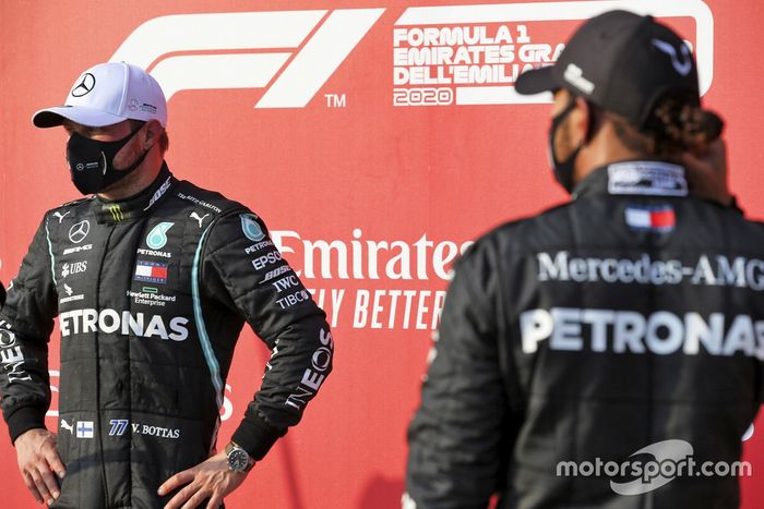 Ganador de la pole position Valtteri Bottas, Mercedes-AMG F1 y segundo Lewis Hamilton, Mercedes-AMG F1 celebran en Parc Ferme