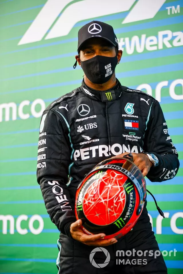 Ganador Lewis Hamilton, Mercedes-AMG F1con el casco de Michael Schumacher de 2012