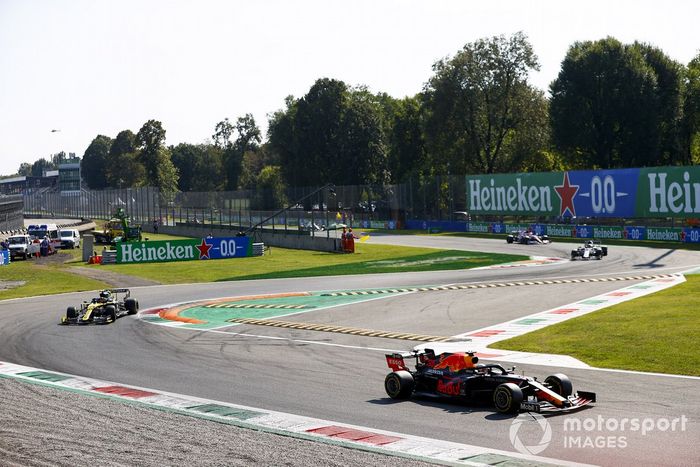 Max Verstappen, Red Bull Racing RB16, Esteban Ocon, Renault F1 Team R.S.20