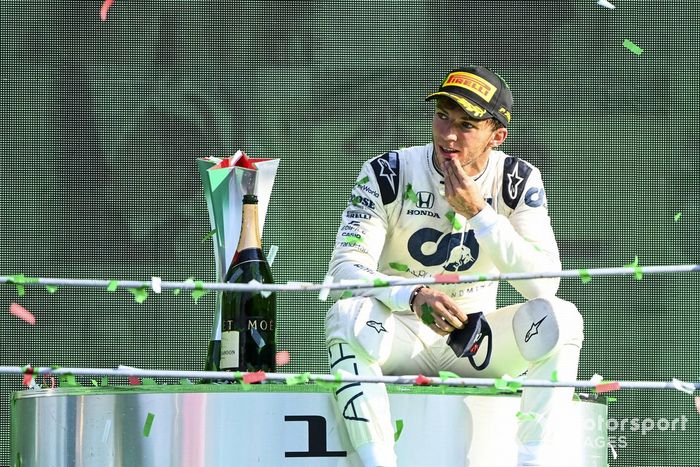 Podio: ganador Pierre Gasly, AlphaTauri celebra