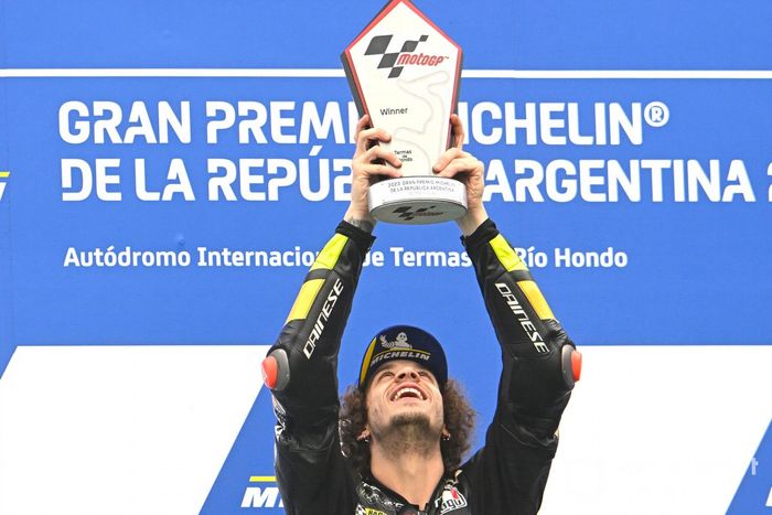 Podio: ganador Marco Bezzecchi, VR46 Racing Team
