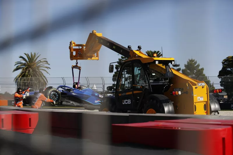 I commissari spostano la Williams FW45 di Alex Albon dal circuito