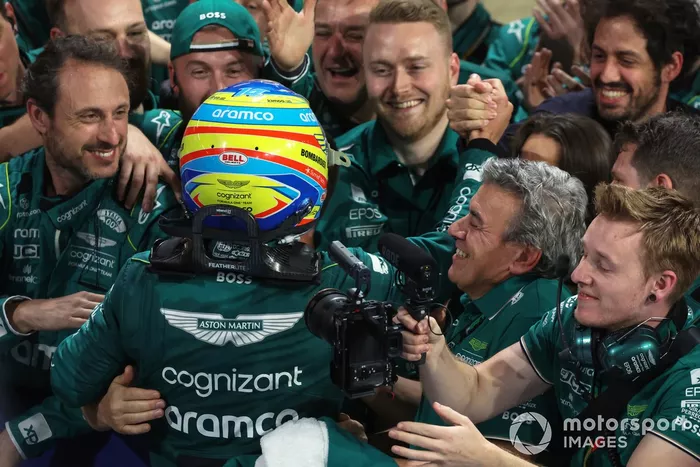 Fernando Alonso, Aston Martin F1 Team, celebran la tercera posición en Arabia Saudí