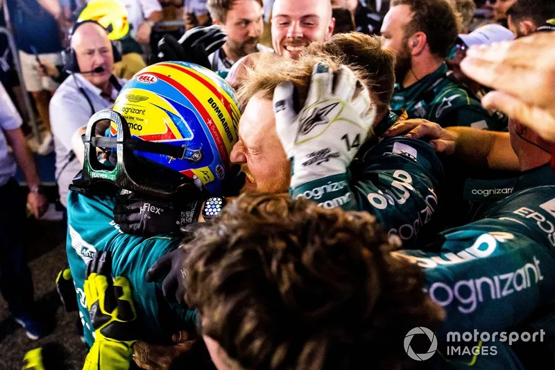 Fernando Alonso, Aston Martin F1 Team, terzo posto, festeggia al Parco Chiuso