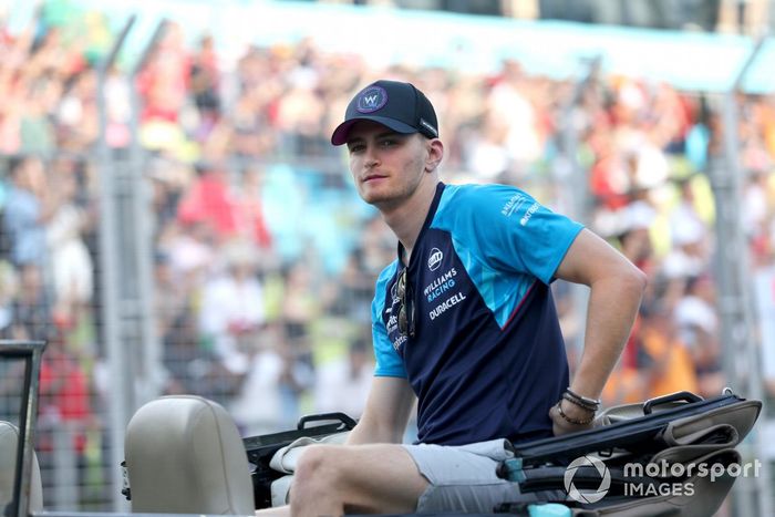 Logan Sargeant, Williams Racing durante el desfile de pilotos