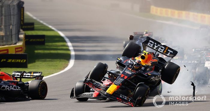 Charles Leclerc, Ferrari SF-23, Sergio Pérez, Red Bull Racing RB19, se tocan en la salida provocando el accidente del mexicano.