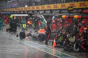 Sergio Pérez, Red Bull Racing RB19, sale de su box