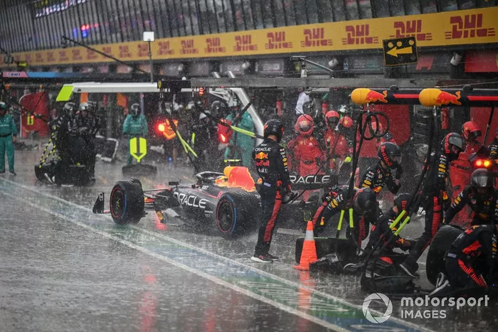 Sergio Pérez, Red Bull Racing RB19, sale de su box