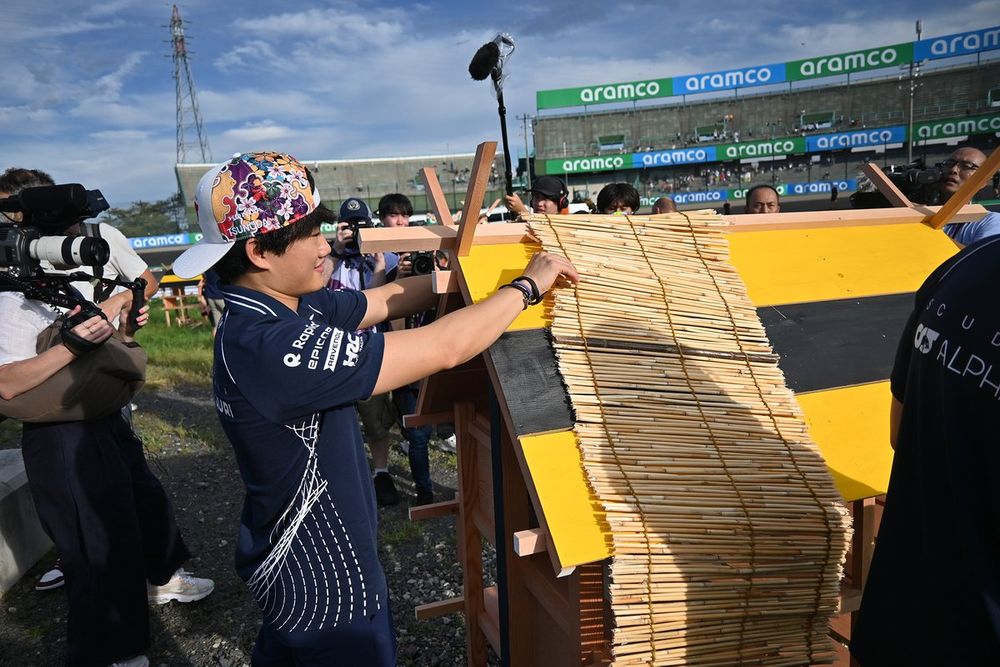 すだれをかける角田だが……