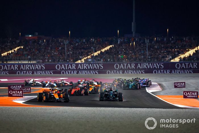 Oscar Piastri, McLaren MCL60, Carlos Sainz, Ferrari SF-23, George Russell, Mercedes F1 W14, Lando Norris, McLaren MCL60, Max Verstappen, Red Bull Racing RB19, el resto de la parrilla en la primera vuelta de la carrera Sprint.