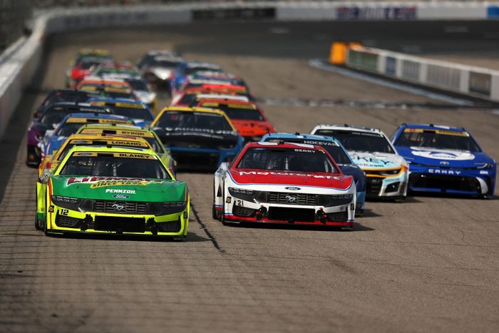 Ryan Blaney, Team Penske Ford, Josh Berry, Wood Brothers Racing Ford