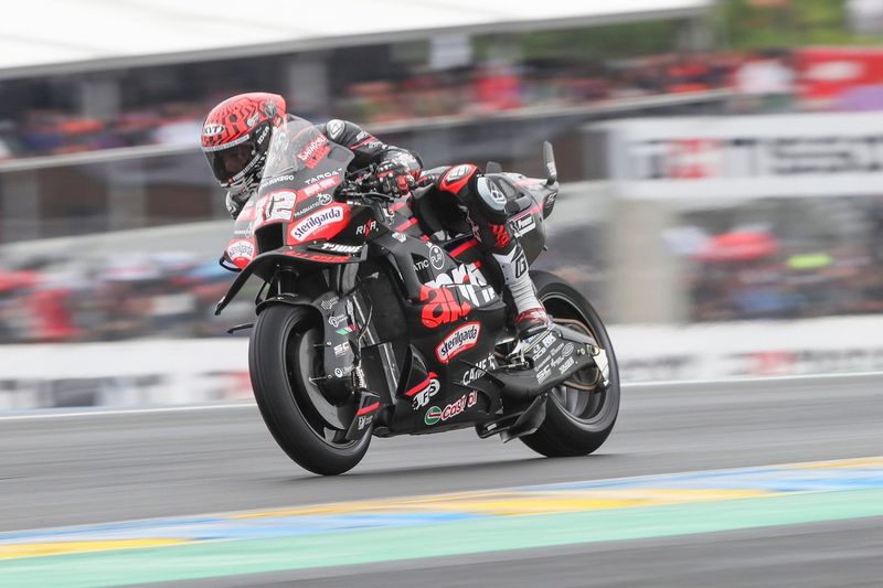LE MANS, FRANCE - 11 MAI : Lorenzo Savadori, Aprilia Racing Team d'Italie au guidon de la moto Aprilia Racing (32) pendant le Grand Prix le 11 mai 2025 au Mans, France. (Photo par Gold & Goose Photography/LAT Images)