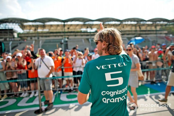 Sebastian Vettel, Aston Martin, saluda a los aficionados