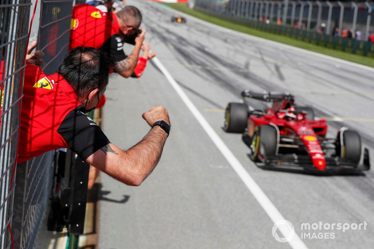 Los mecánicos de Ferrari animan cuando Charles Leclerc, Ferrari F1-75, cruza la línea