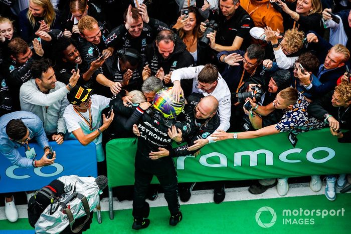 Lewis Hamilton, Mercedes-AMG, 2ª posición, celebra con su equipo en el Parc Ferme