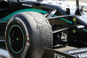 Neumático desgastado del monoplaza de Lewis Hamilton, Mercedes F1 W11, en Parc Ferme