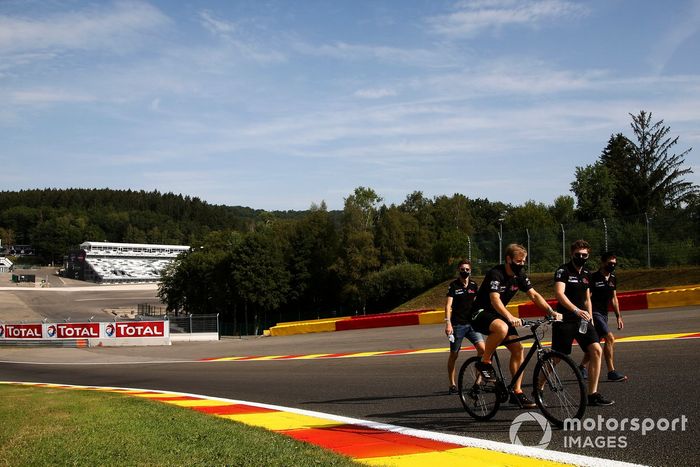 #86 Gulf Racing Porsche 911 RSR: Michael Wainwright, Benjamin Barker, Andrew Watson 