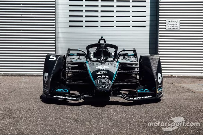 Mercedes-Benz EQ Silver Arrow 01 met zwarte livery 