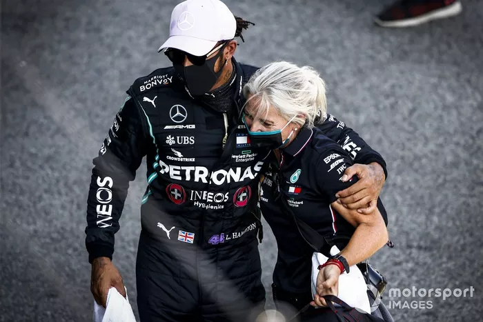 Ganador de la pole Lewis Hamilton, Mercedes-AMG Petronas F1 y Angela Cullen, Physio para Lewis Hamilton celebran en Parc Ferme 