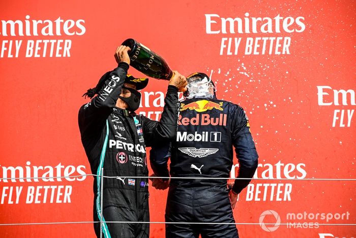 Podio: ganador de la carrera Max Verstappen, Red Bull Racing, segundo lugar Lewis Hamilton, Mercedes AMG F1