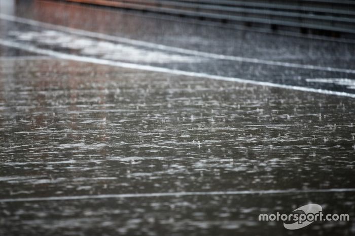 Lluvia sobre el Pitlane