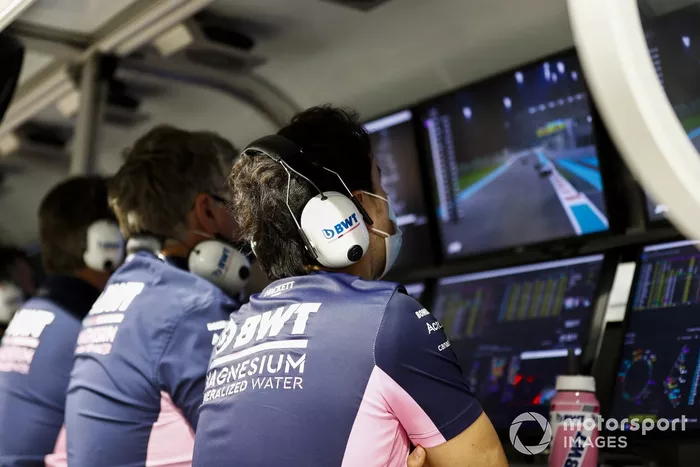 Sergio Pérez, Racing Point, en el muro de boxes después de retirarse de la carrera
