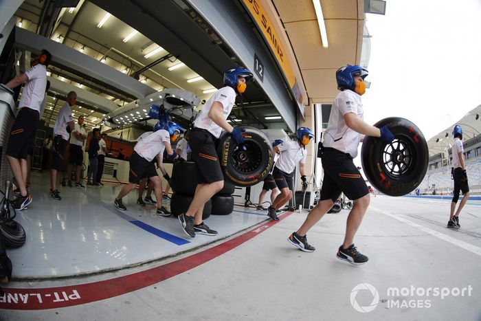 El equipo de boxes de McLaren entra en acción