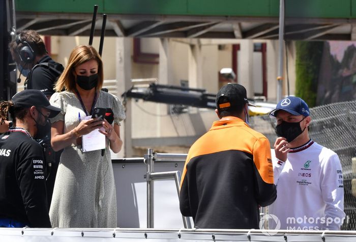 Daniel Ricciardo, McLaren, y Valtteri Bottas, Mercedes