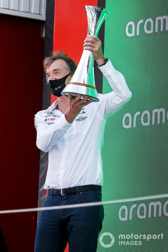 Miembro de Mercedes recoge el trofeo de Constructores