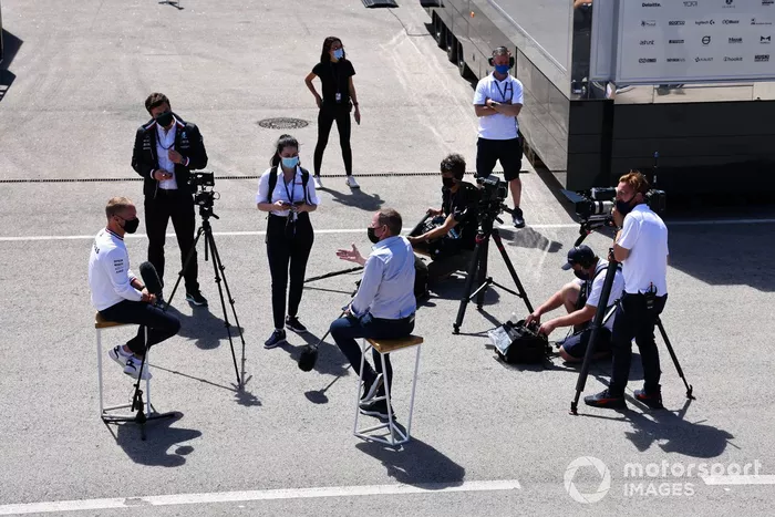 Valtteri Bottas, Mercedes, habla con los medios
