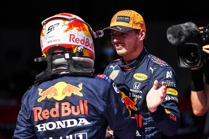 Tercer puesto Sergio Pérez, Red Bull Racing, felicita al ganador de la pole Max Verstappen, Red Bull Racing, en Parc Ferme
