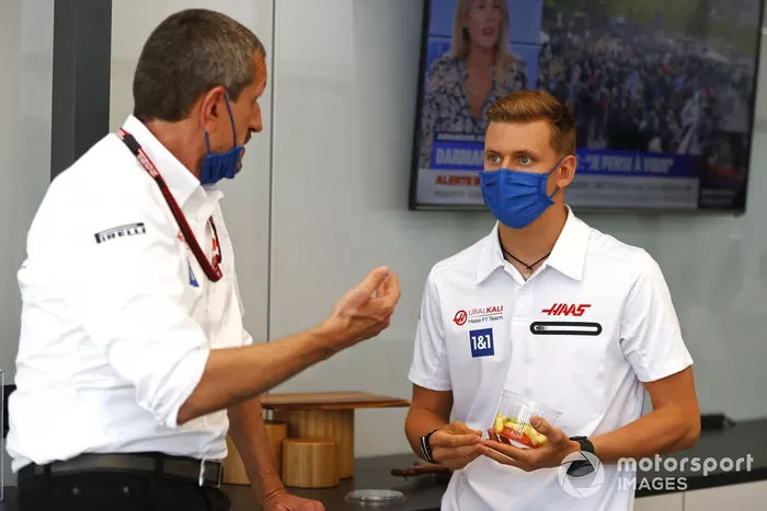 Guenther Steiner, Team Principal, Haas F1, y Mick Schumacher, Haas F1